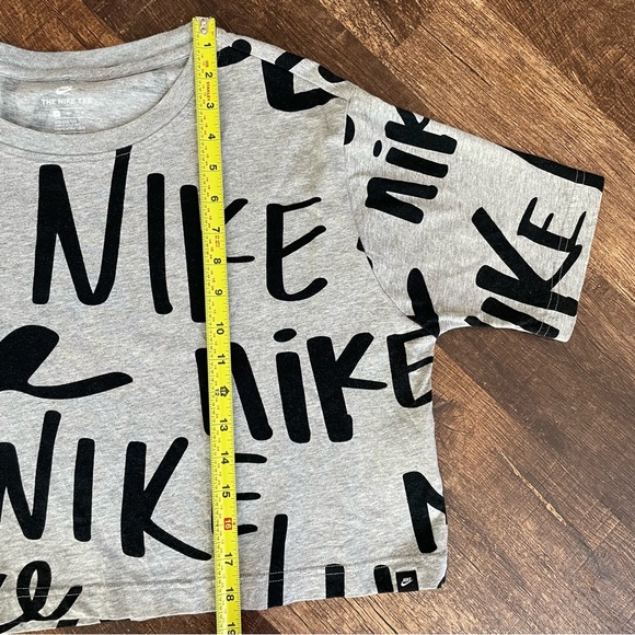 2🍒/$36~Nike AOP Graffiti Style Gray Crop Top~Medium - Picture 12 of 15